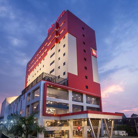 Ibis Pontianak City Center Extérieur photo